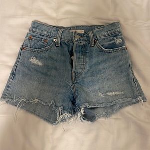 LEVI’S light wash wedgie short